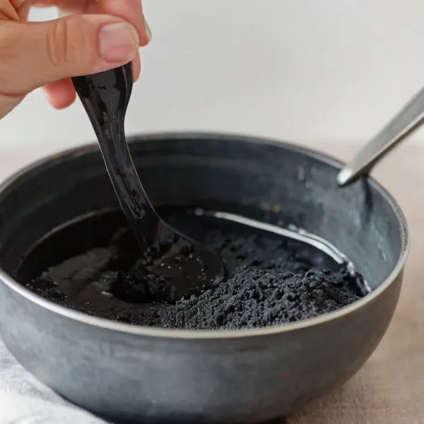 LIMPE O ROSTO COM LENÇO UMIDECIDO